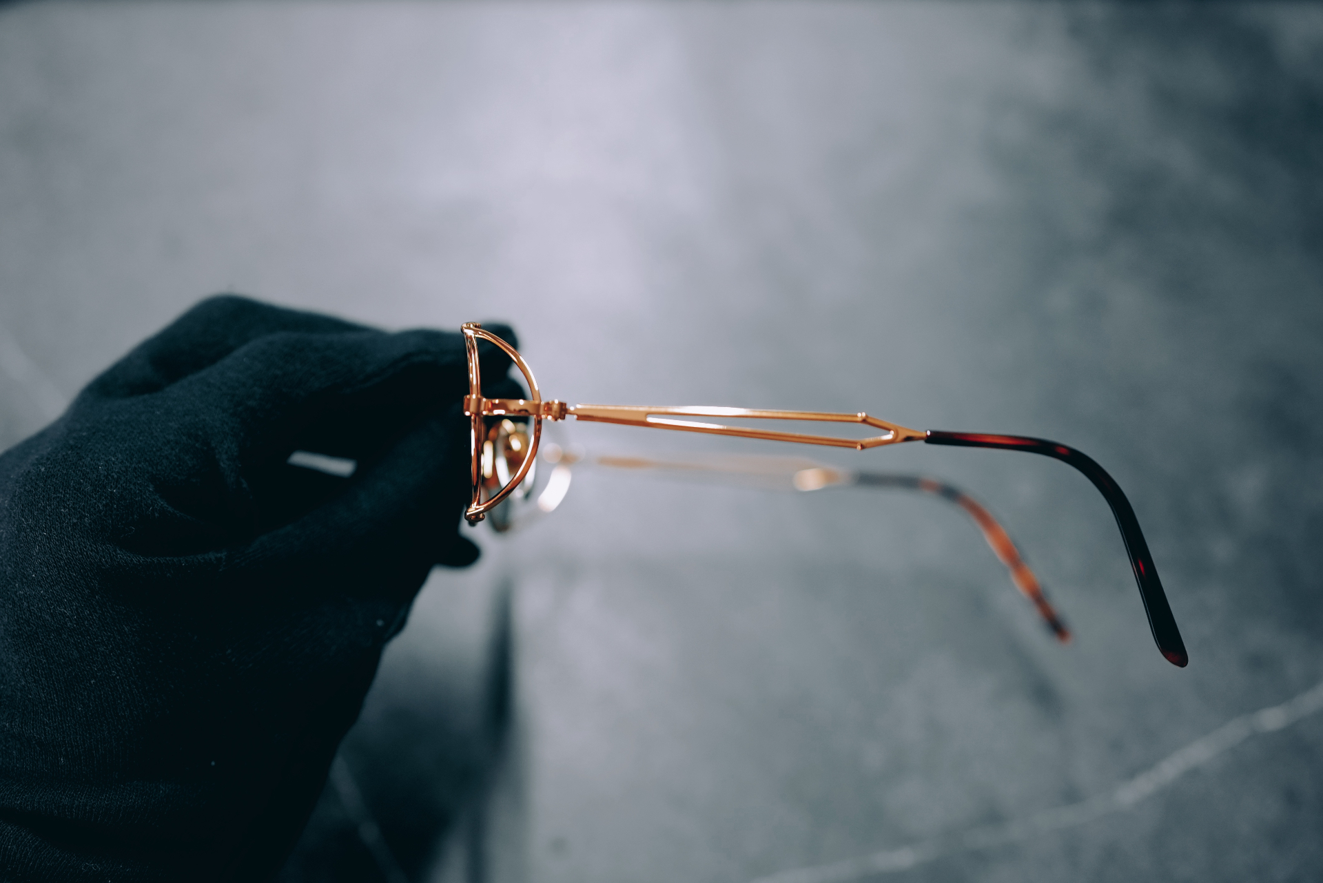 Rose gold slot-temple oval — side view