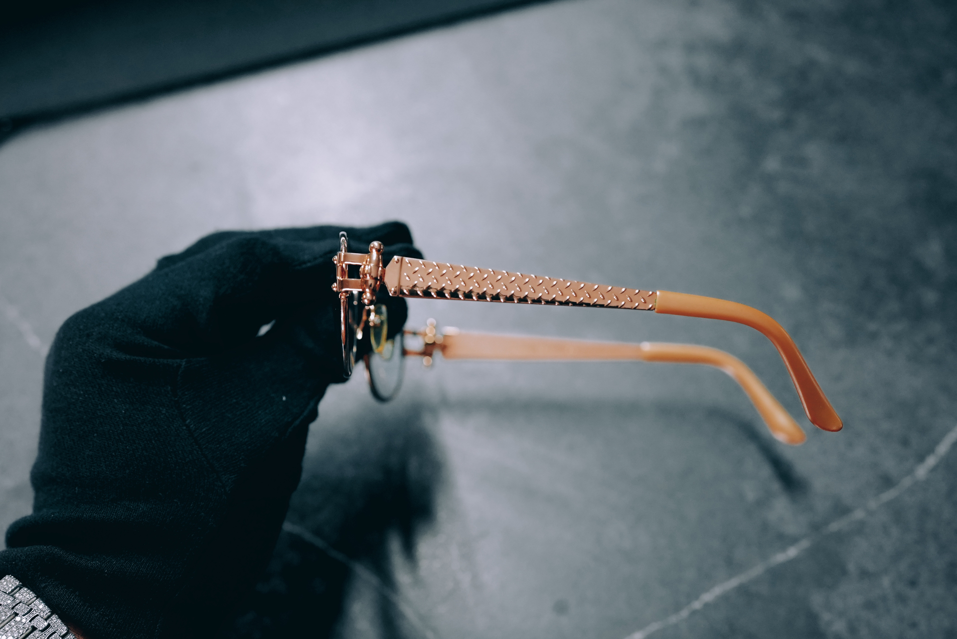 Rose gold diamond-plate oval - arm detail