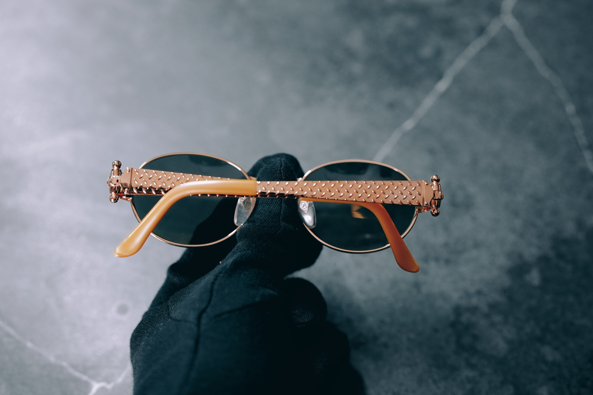 Rose gold diamond-plate oval - top view