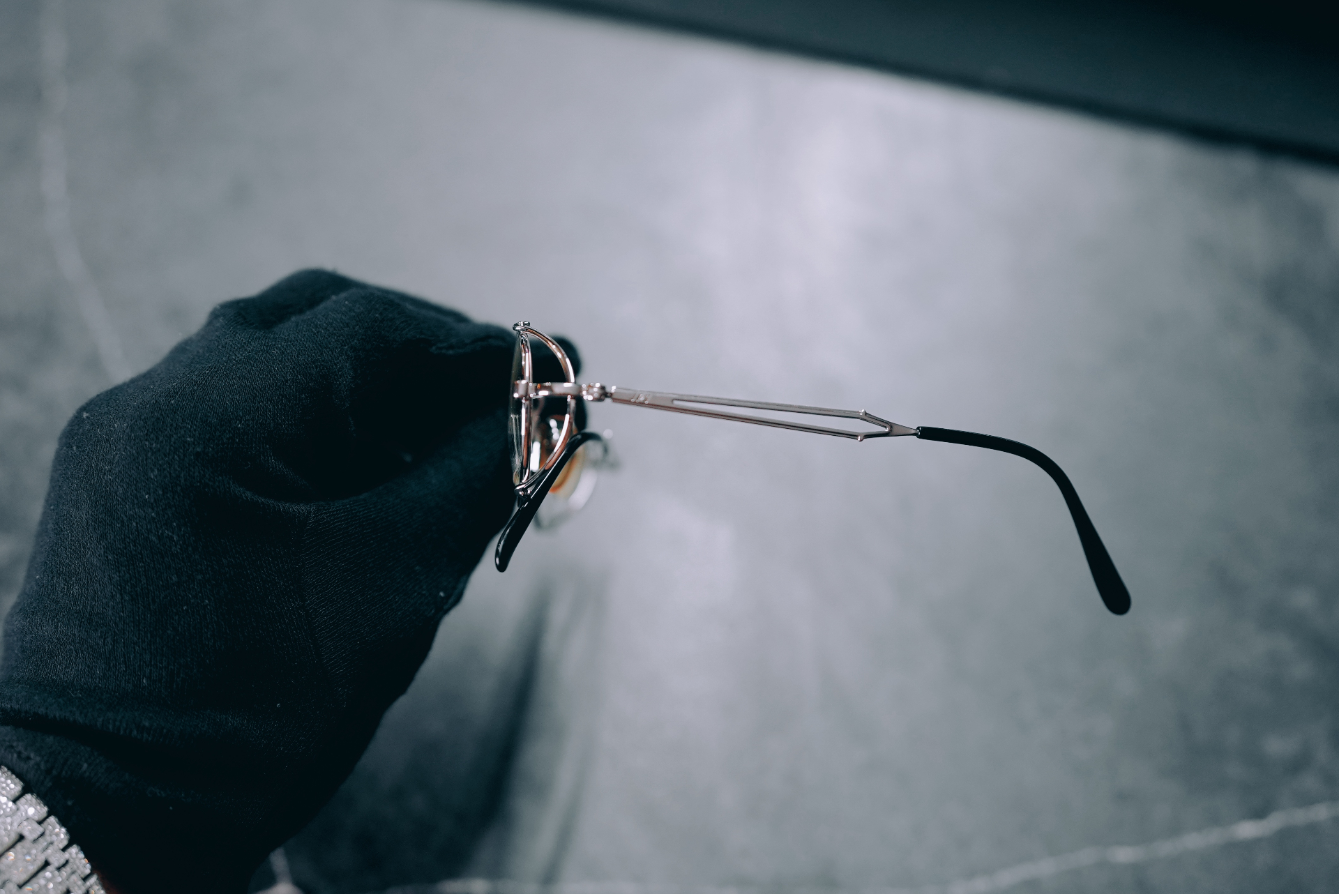 Silver slot-temple oval — right temple detail